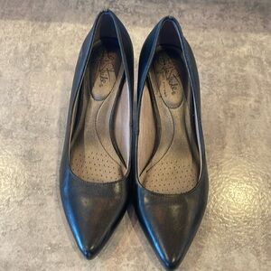 Women’s black heels size 7